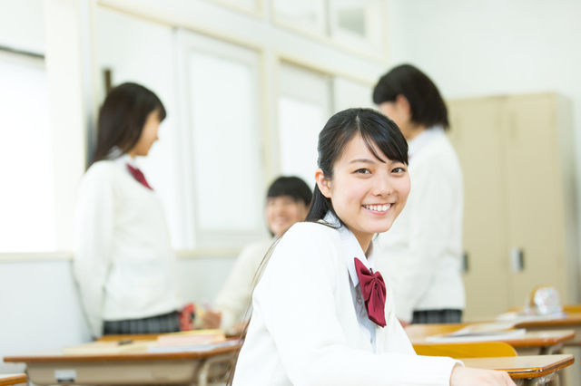 教室で笑顔の女子高生