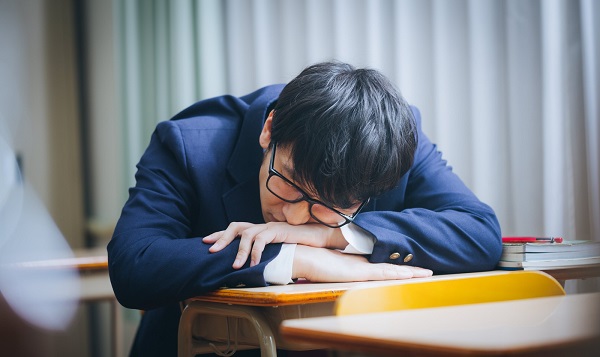 補習中居眠りをする学生