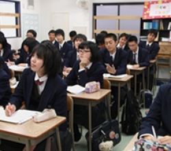 東京国際学園高等部の授業を受ける生徒