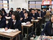 東京国際学園高等部の授業を受ける生徒