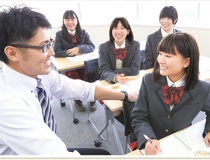 北海道芸術高校 横浜キャンパスの先生と生徒