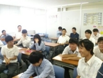 横浜アカデミー高等部授業を受ける生徒