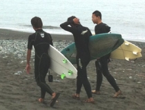 海辺を歩く日本サーフアカデミー高等部の生徒