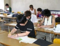 新潟県立新潟翠江高等学校の授業を受ける生徒