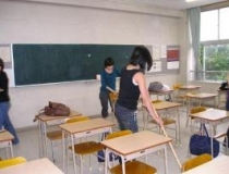 新潟県立新潟翠江高等学校を掃除する生徒