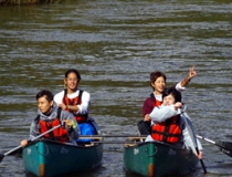 ボートに乗るキラリ高等学校の生徒