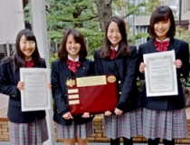 賞状を持つ京都外大西高等学校の生徒