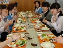 京都西山高等学校の食事風景