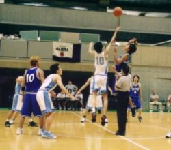 バスケをする京都府立朱雀高等学校