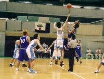 バスケをする京都府立朱雀高等学校