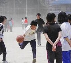 バスケをする天王寺学館高等学校の生徒