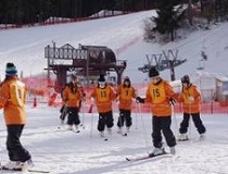 スキーをする天王寺学館高等学校の生徒