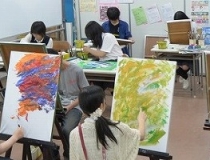 絵を描く天王寺学館高等学校の生徒