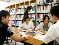 図書館で勉強する長尾谷高等学校の生徒