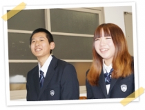 笑顔の八洲学園高等学校の生徒