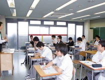 大阪情報コンピュータ高等専修学校の授業を受ける生徒