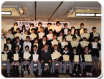 大阪情報コンピュータ高等専修学校の生徒の集合写真