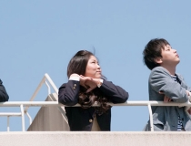 屋上にいる岡山理科大学付属高等学校の生徒