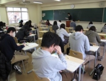 高松中央高等学校の授業を受ける生徒