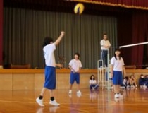 バレーボールする高知県立大方高等学校の生徒