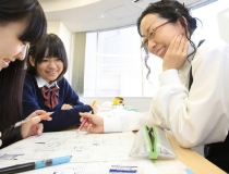 北海道芸術高校 福岡キャンパスの女性教師と生徒