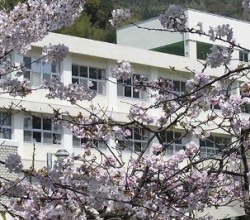 長崎県立鳴滝高等学校の校舎