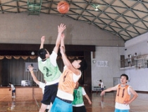バスケをする藤蔭高等学校の生徒