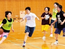 バスケをする明豊高等学校の生徒
