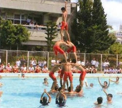 プールで組体操する沖縄県立宜野湾高等学校