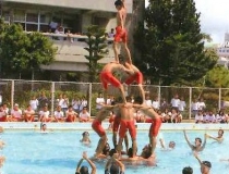 プールで組体操する沖縄県立宜野湾高等学校
