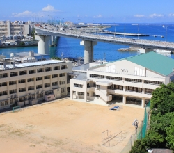 沖縄県立泊高等学校の校舎