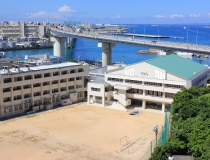 沖縄県立泊高等学校の校舎