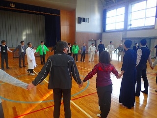 体育館にいる鳥取県立鳥取緑風高等学校の生徒