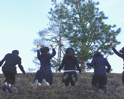飛び跳ねる島根県立松江北高等学校の生徒