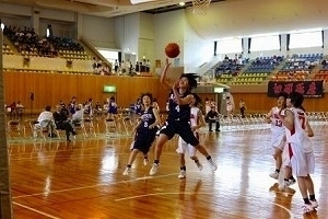 バスケをする島根県立松江北高等学校の生徒