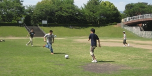 サッカーをするM-netアビニオンスクール高等部の生徒たち