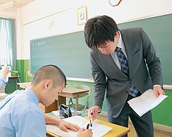指導を受ける松徳学園サポートスクールの生徒
