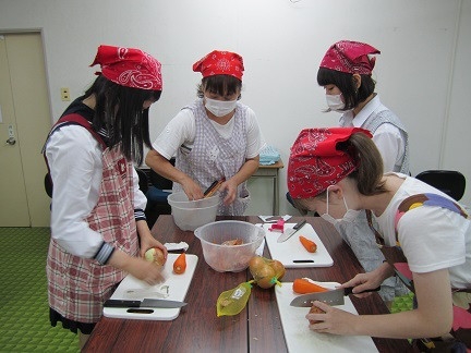 調理学習をする桜徳高等学園の生徒たち