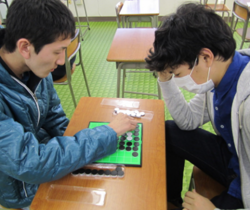 ゲームに熱中する桜徳高等学園の生徒