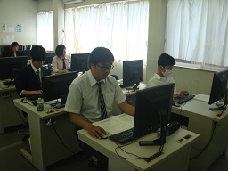 パソコンを操作する学生