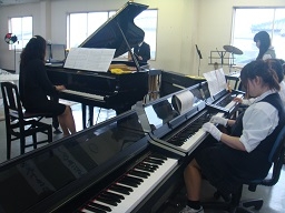 ピアノをひく学生