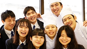 ヨコスカ調理製菓専門学校の生徒達