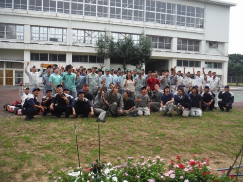中庭で撮影した高知県立高知高等技術学校の生徒の写真