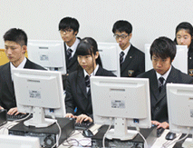 パソコン画面を見る生徒