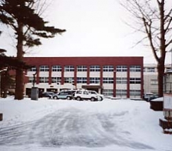 雪道と山形県立鶴岡南高等学校の校舎
