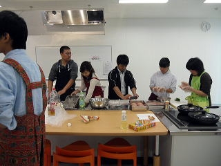 調理実習をする生徒