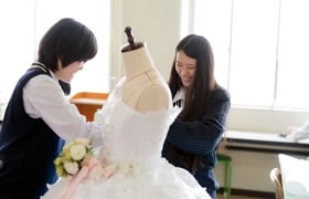 ウエディングドレスを作成する女子学生