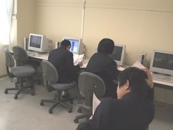パソコン教室にいる生徒たち