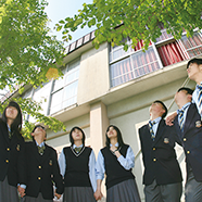 生徒と校舎の写真