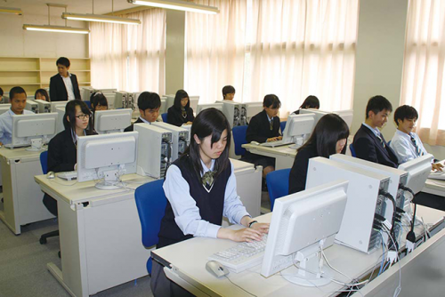 パソコンルームで勉強する生徒たち